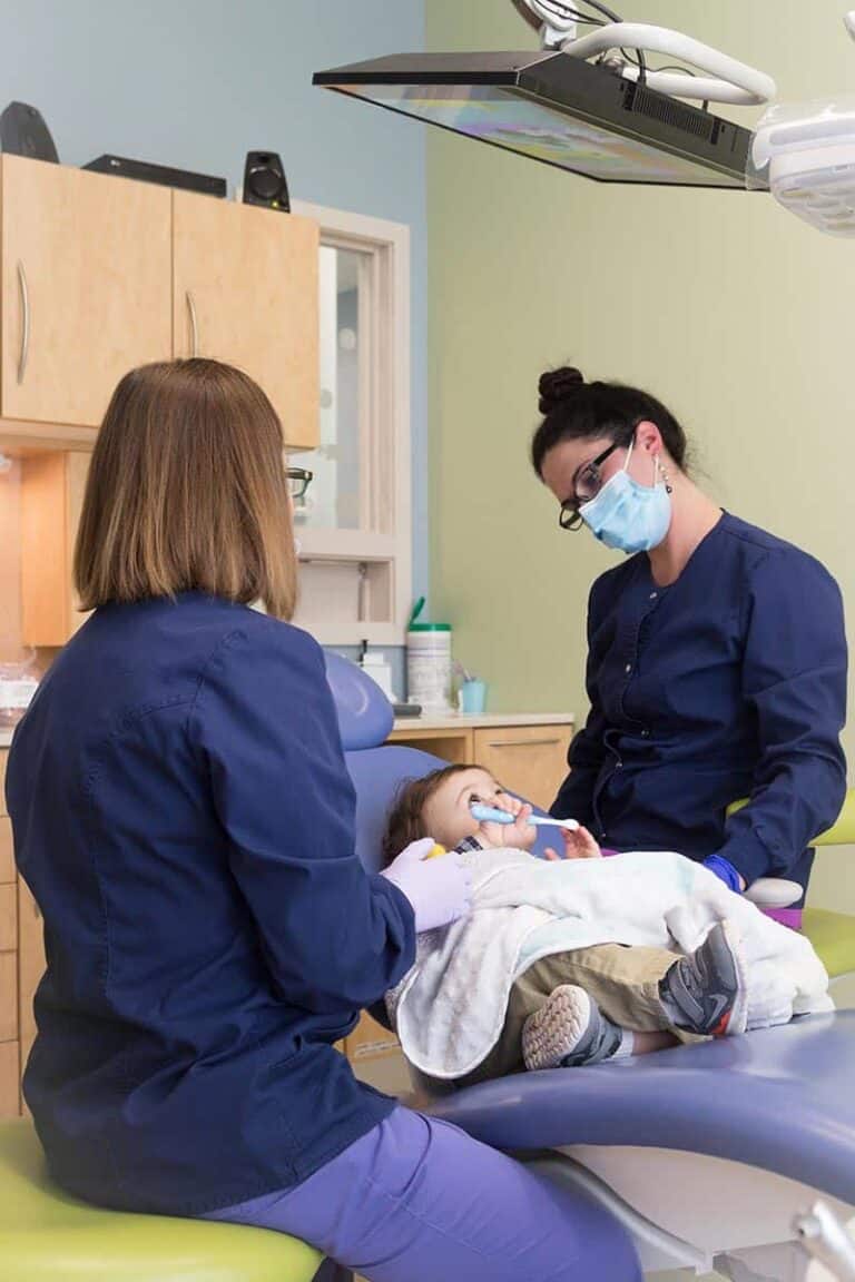 Newburyport Smiles - Dr-Lindi Ezekowitz and assistant with patient